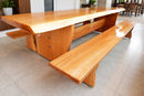 CONJUNTO MESA RÚSTICA (3,0mts X 90cm X 5,5 a 6cm) COM BORDAS ORGÂNICAS E 2 BANCOS RÚSTICOS (3,0mts X 36cm X 4cm) DE MADEIRA 100% MACIÇA JEQUITIBÁ ACABAMENTO Verniz Auto Brilho